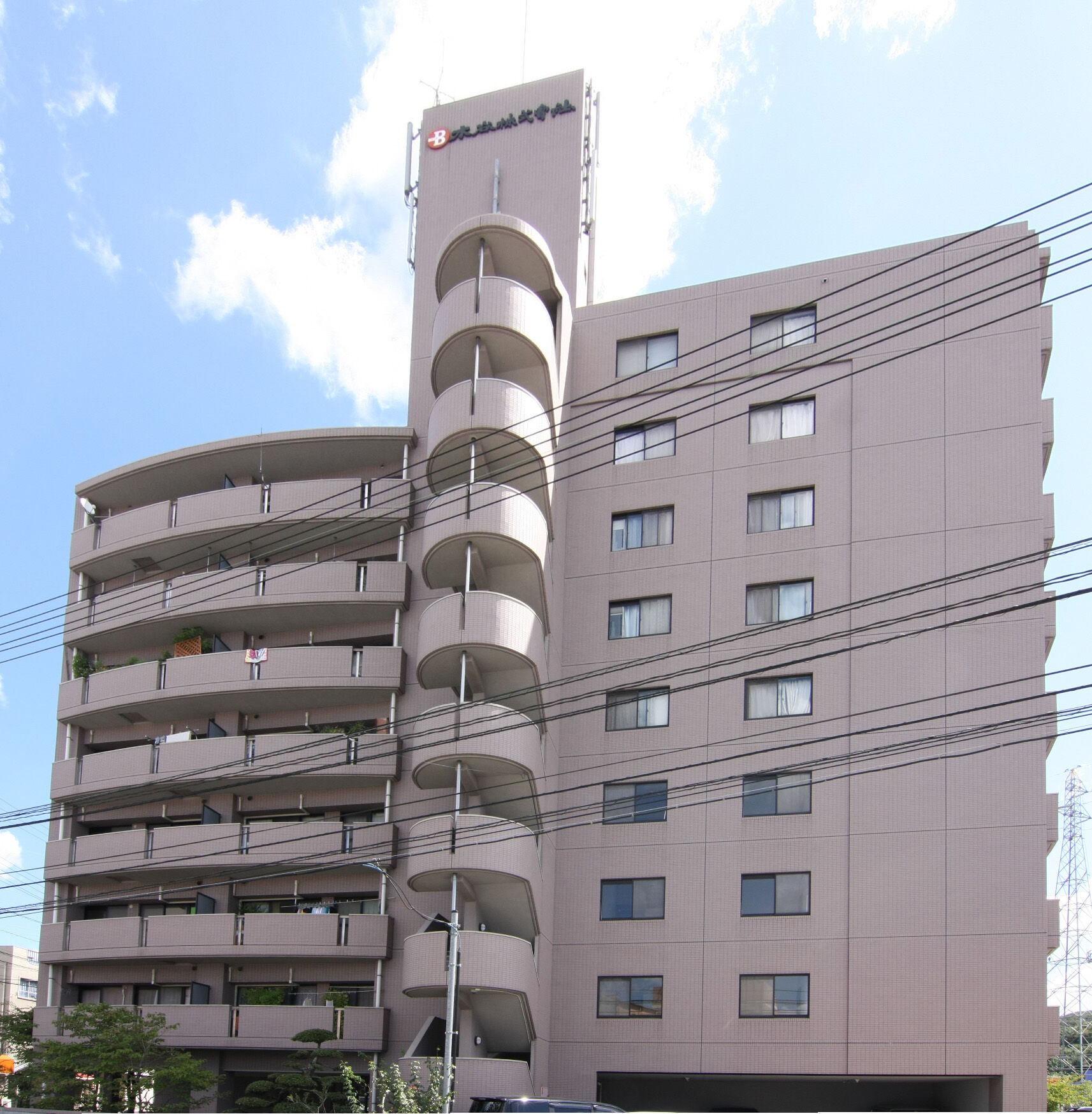 西側からの外観